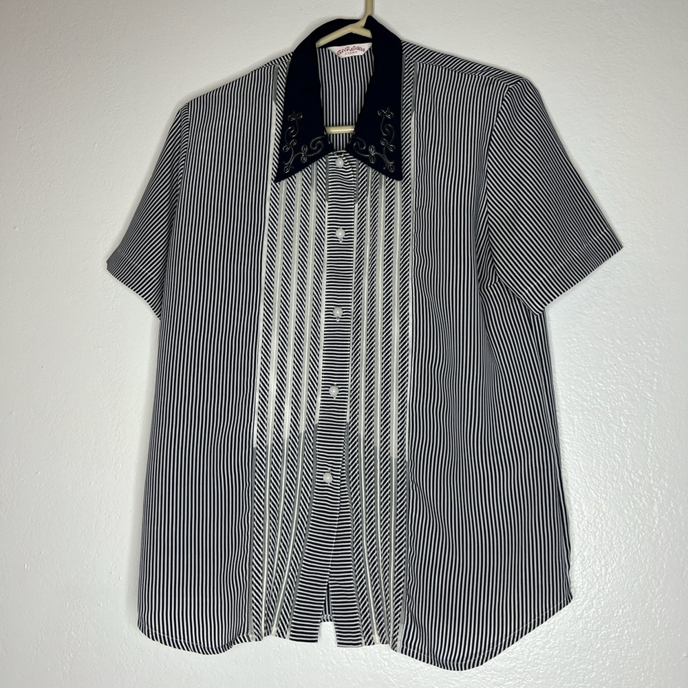 Blouse Vtg unique design by gar shun vertical stripes embroidered collar L